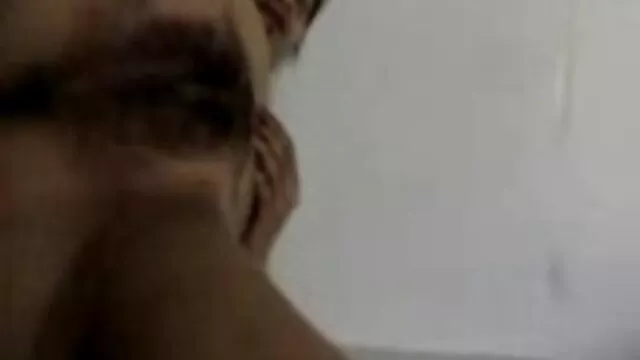 Hottie con un increíble perchero masturbándose dentro de un porno amatrur latino auto