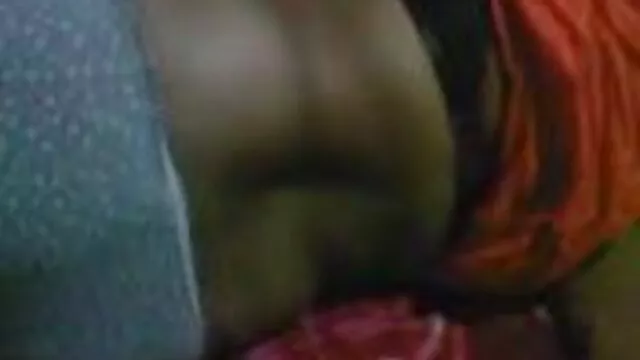 Pequeña chica blanca es follada en grupo por sexo anal en español latino varios negros