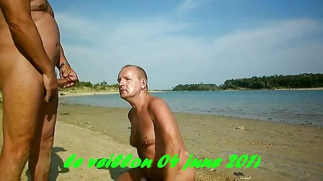 Carmen Hayes toma una gran polla blanca y semen xxx latino gratis en las tetas