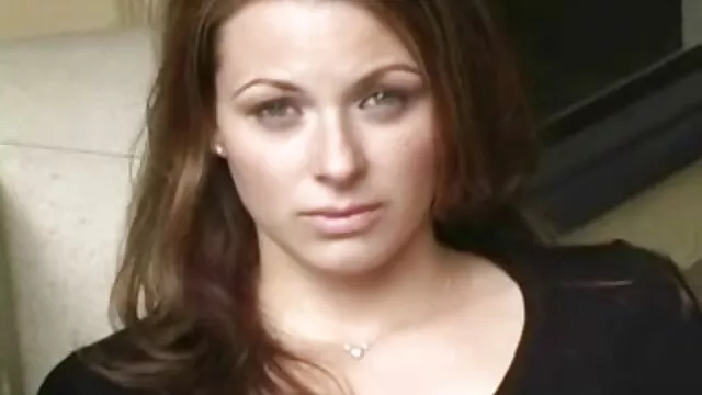 milf delgada se desliza hacia arriba y hacia abajo en la palanca de cambios porno latino hd