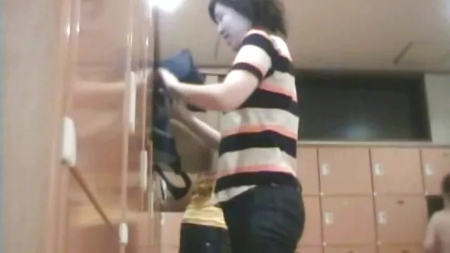 Primer plano de un gilipollas flexionando xxx latino y contrayendo