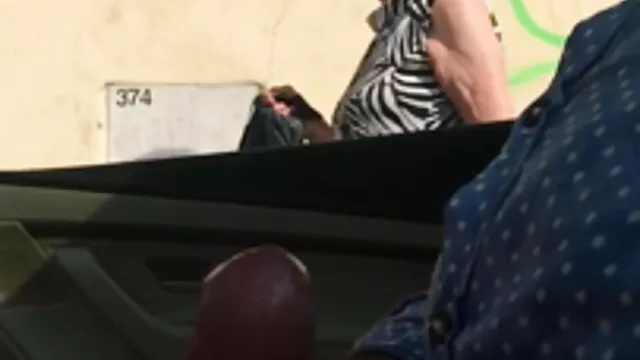 Puta negra follada sexo grupal latino en los escalones
