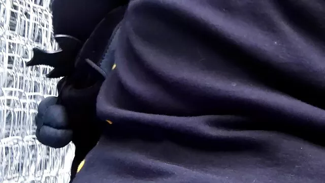 Chica recibiendo trios sexuales latinos polla negra en su culo