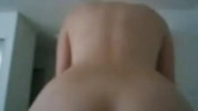 Dos putas sexo de latinos sexys le dan la cabeza a un afortunado